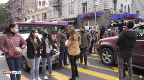 Արցախը վաճառողը վաղն էլ Երեւանը կվաճառի. ՀՅԴ-ական երիտասարդները փողոց են փակել