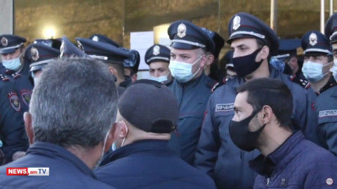 Ոստիկանությունը մեծ թվով ուժեր է կենտրոնացրել ՊՆ շենքի դիմաց