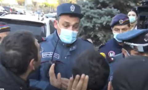 Լարված վիճակ ՔՊ-ի գրասենյակի մոտ. ոստիկանները բերման ենթարկեցին ՀՅԴ-ական 2 երիտասարդի