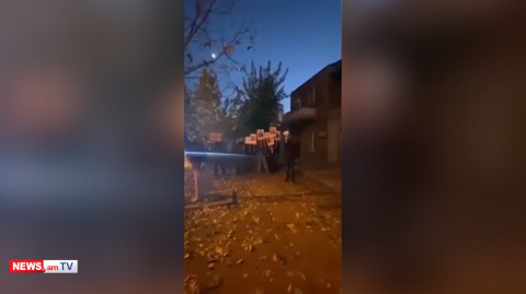 «Ռուբեն Ռուբինյան, դու դավաճանել ես ժողովրդին». ակցիա պատգամավորի տան բակում
