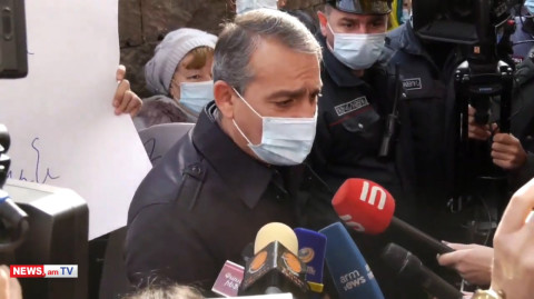 Ցուցարարներն Արմեն Խաչատրյանին դիմավորեցին «դավաճան», «ամոթ» վանկարկումներով