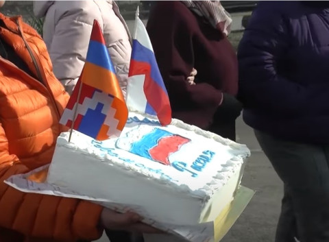 Արցախցիները քաղցրավենիքով շնորհակալություն են հայտնում ռուս խաղաղապահներին