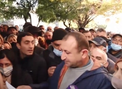 Տղաս հիմա էլ ներքին թշնամու դեմ պիտի պայքարի՞. զինծառայողների ծնողները Կառավարության դիմաց են