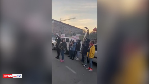 «Համազասպ դավաճա՜ն». բողոքի ակցիա իմքայլական պատգամավորի տան բակում