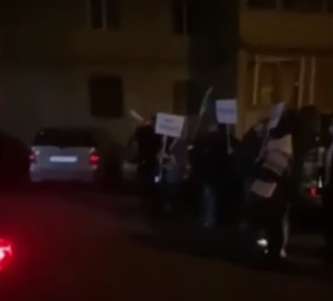 «Մխիթար, դավաճա՜ն». բողոքի ակցիա իշխանական պատգամավորի տան բակում