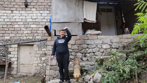 Եթե պետք լինի, պայթուցիկ էլ կսարքեմ, կպաշտպանվեմ․ Աղավնոյի 63-ամյա բնակչուհին չի լքում իր գյուղը
