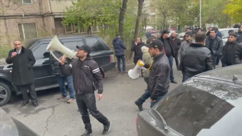 Նիկոլը դավաճան է և վերջ. քաղաքացիների ակցիան Կորյուն Մկրտչյանի տան բակում՝ ի պատասխան բռնության