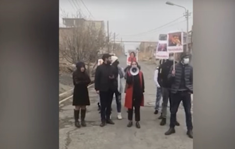 «Եթե թասիբ ունեք, հրաժարական տվեք». բողոքի ակցիա Վահագն Հովակիմյանի տան բակում