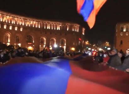 Փաշինյանի հրաժարականը պահանջող քաղաքացիները դրոշը ծածանեցին Հանրապետության հրապարակում