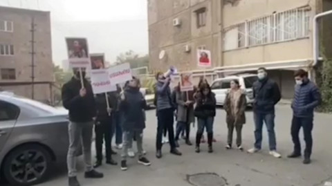 «Լուսինե Բադալյան, Դուք խոնարհվում էիք թուրքի առաջ». ակցիա պատգամավորի բնակարանի բակում