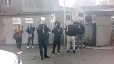 «Վլադիմիր, հողատու». ակցիա «Իմ քայլի» պատգամավոր Վլադիմիր Վարդանյանի տան բակում