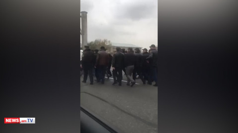 Քաղաքացիները ոտքով Սևան-Աբովյան-Երևան մայրուղով շարժվում են դեպի Ազատության հրապարակ