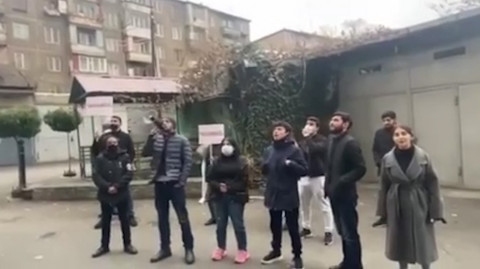 «Դուրս եկեք դավաճանների կուսակցությունից». բողոքի ակցիա «Իմ քայլի» պատգամավորի տան բակում