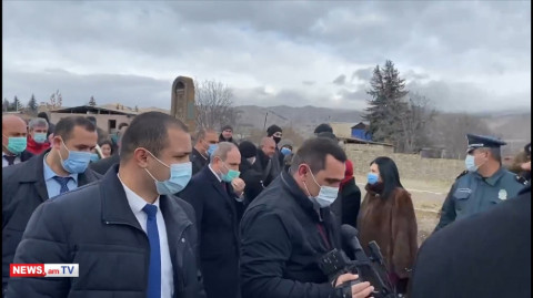 Նիկոլ Փաշինյանը մեծ թվով թիկնապահների ուղեկցությամբ այցելել է Սպիտակ