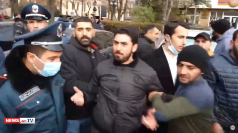 «Մի հրահրեք, ի՞նչ իրավունքով եք տանում, մի խանգարեք ոչ մեկդ». Լարված վիճակ Արտաշատում
