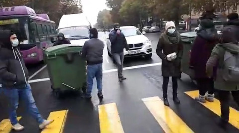 Փաշինյանի հրաժարականը պահանջող քաղաքացիներն աղբամաններով փակեցին Մաշտոցի պողոտան
