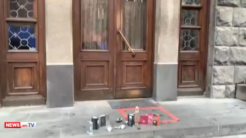 Ցուցարարները օծանելիք ու այլ իրեր դրեցին ԱԱԾ շենքի մոտ, որ փոխանցեն Նիկոլ Փաշինյանին