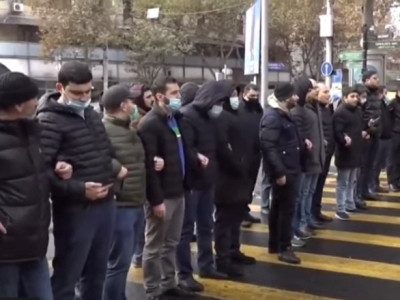 Փաշինյանի հրաժարականը պահանջող քաղաքացիները փակեցին Մյասնիկյան պողոտան