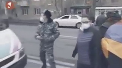 «Քշի, վրեքներով անցի». Ոստիկանը վարորդին կոչ էր անում մեքենան քշել ցուցարարների վրա