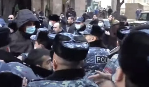 Քաշքշուկ ոստիկանների եւ Փաշինյանի հրաժարականը պահանջող քաղաքացիների միջեւ