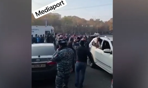 «Աղջկան թողեք...». ոստիկանները քաշքշում են Փաշինյանի հրաժարականը պահանջող երիտասարդ աղջկան