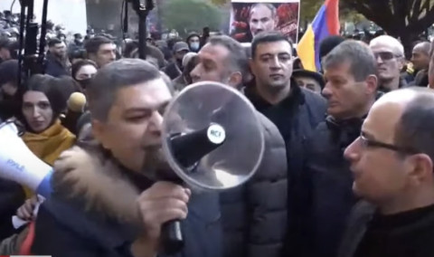 «Ոստիկանը մերն ա», «Նիկոլ դավաճան». ցուցարարները հասան Կառավարության շենքի մոտ