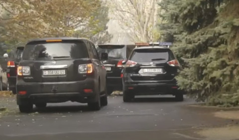 Նիկոլ Փաշինյանը մեծ թվով թիկնապահների ուղեկցությամբ ժամանեց ԱԺ