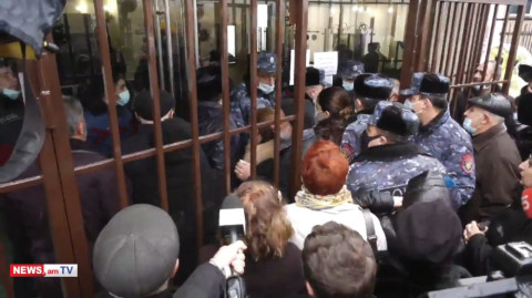 Անհետ կորածների հարազատները կոտրեցին դռների ճաղավանդակները. ոստիկանները թույլ չեն տալիս շենք մտնել