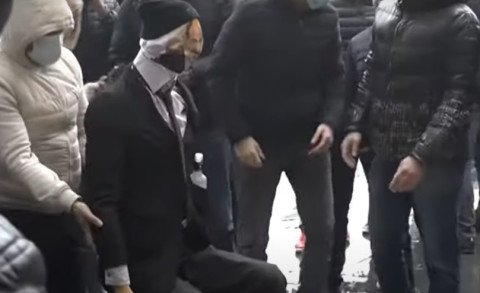 Ցուցարարները Փաշինյանի տեսքով խրտվիլակ են բերել Կառավարության մոտ