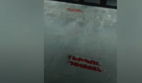«Նիկոլ, դավաճան» գրություն՝ Սյունիքի մարզպետարանի մուտքի մոտ