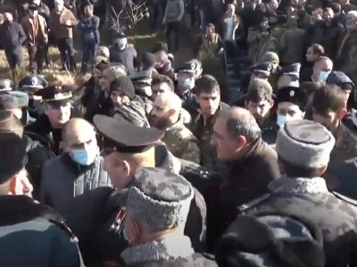 Փաշինյանին թույլ չենք տալու ոտք դնել այստեղ. Եռաբլուրում մեծ թվով մարդիկ են հավաքվել