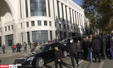 Փաշինյանը Եռաբլուր է գնում զրահապատ ավտոմեքենաներով ու զինված թիկնապահներով