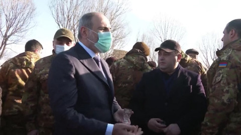 Փաշինյանը Սառնակունքում խոսում է անվտանգության աշխատակիցներով շրջապատված
