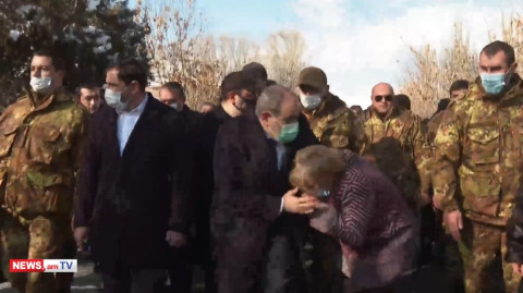 «Մեռնեմ ջանիդ, դու մեր Աստվածն ես». սիսիանցի կինը համբուրեց Փաշինյանի ձեռքը