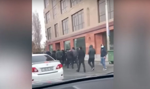 Երևանում քաղաքացիները երթով շարժվում են Հանրապետության հրապարակ