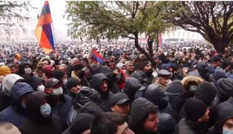 «Նիկոլ հողատու». քաղաքացիները շրջափակեցին Կառավարության շենքը