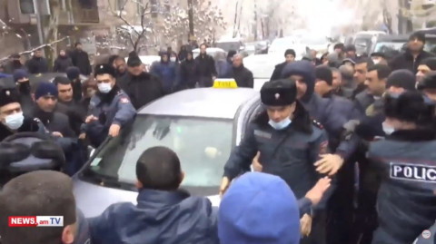 Հրմշտոց ոստիկանների եւ Քաջարանի քաղաքապետի աջակիցների միջեւ