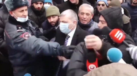 «Ով Նիկոլի մոտ է աշխատում, ամոթ». ցուցարարները փորձում են խոչընդոտել Կառավարության աշխատակցի մուտքը