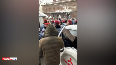«Ամոթ ա, տղերք, թուրքի եք պաշտպանում». Կարմիրբերետավորները բերման են ենթարկում քաղաքացիներին