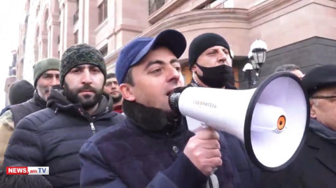Ոստիկանությունն ամոթի միջանցք է ստեղծել, որ Կառավարության անդամներին փորձեն դուրս հանել շենքից. ՀՅԴ