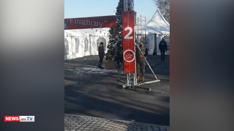 Արցախցիների պահանջով ապամոնտաժվում են Ստեփանակերտում տեղադրված տոնածառն ու վրանները