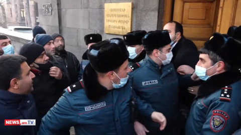 «Շիշը բռնեք». ինչպես դիմավորեցին ցուցարարները Հայկ Սարգսյանին