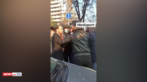 «Իմ քայլի» պատգամավոր Սիսակ Գաբրիելյանը հարձակվեց խաղաղ անհնազանդություն անող քաղաքացիների վրա