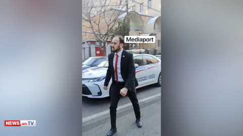 ԱԺ–ի մոտ Սիսակ Գաբրիելյանը հարձակվեց ու բռունցքներով սկսեց հարվածել քաղաքացիներից մեկին