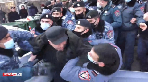 Ոստիկաններն ուժով բերման են ենթարկում քաղաքացիներին ԱԺ մուտքի դիմացից