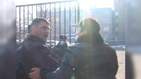«Սա խուլիգանություն է». ինչպես են ոստիկաններն Աշոտ Սիմոնյանի թեւերը ոլորելով՝ տանում Արաբկիրի բաժին