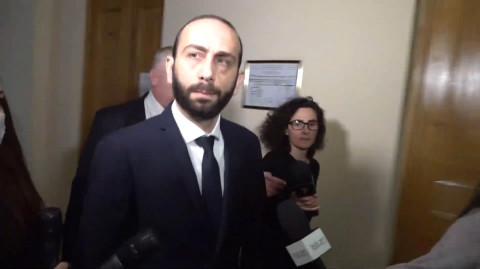 Արարատ Միրզոյանն անպատասխան թողեց լրագրողների հարցերը