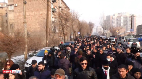 Նիկոլի հույսը շիշ բռնողներն են. քաղաքացիները կանգ առան Հայկ Սարգսյանի առանձնատան դիմաց