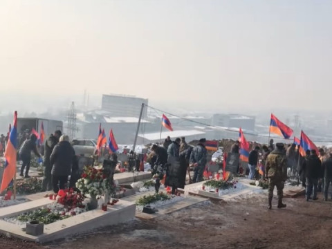 Դեկտեմբերի 31-ի առավոտից քաղաքացիներն այցելում են «Եռաբլուր»