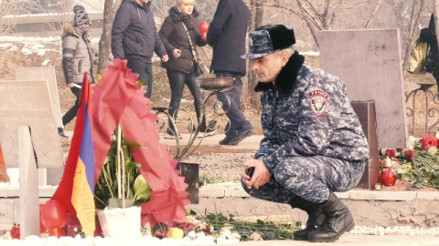 Հունվարի 2. Եռաբլուր մարդկանց հոսքը չի դադարում